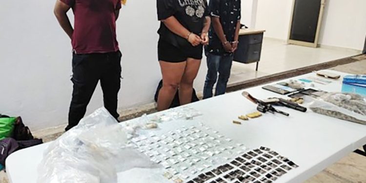 ASEGURAN EN PALIZADA A TRES PERSONAS POR DELITOS CONTRA LA SALUD Y VIOLACIÓN A LA LEY DE ARMAS DE FUEGO Y EXPLOSIVOS